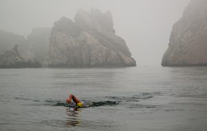 El nadador de aguas abiertas, Miquel Sunyer, nadando en las Islas Formigues para aclimatar su cuerpo.